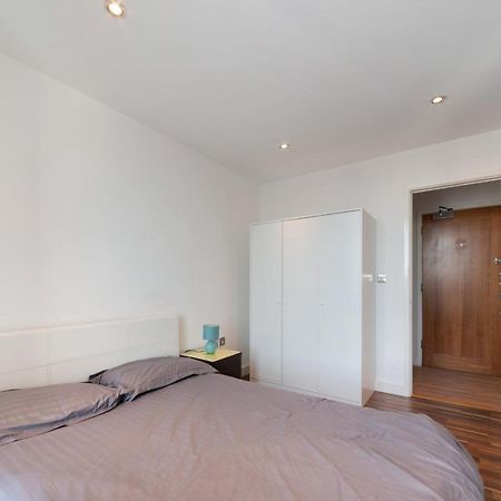 Excel 3 Bedroom Apartment Near City Airport And O2 Arena ロンドン エクステリア 写真